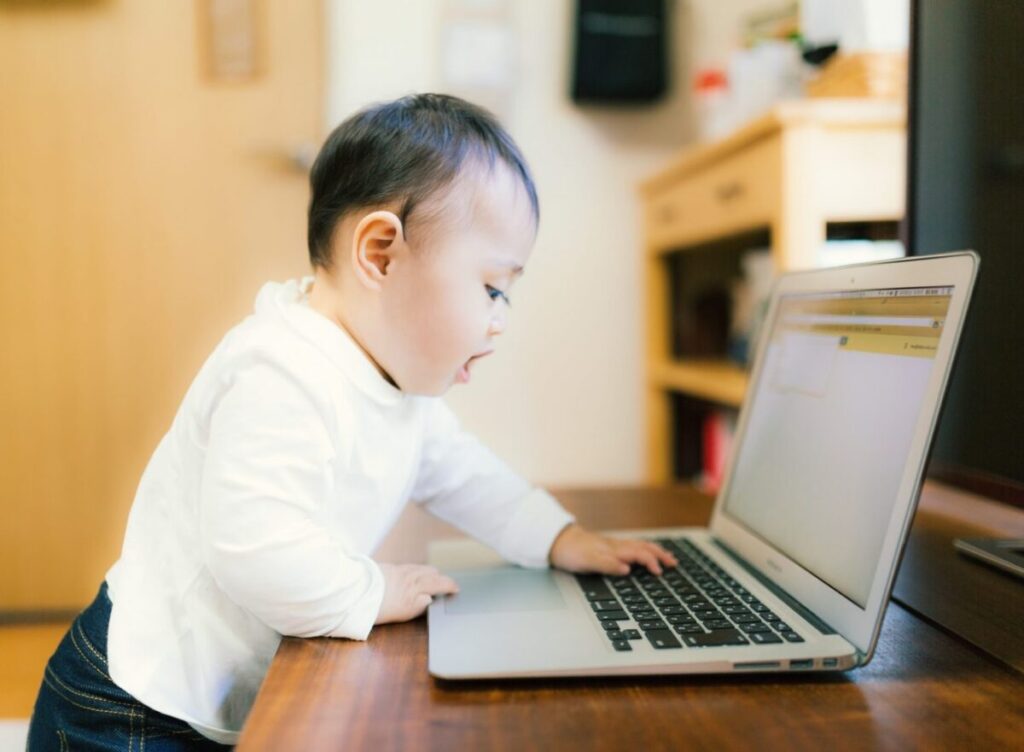 PCを触る赤ちゃん