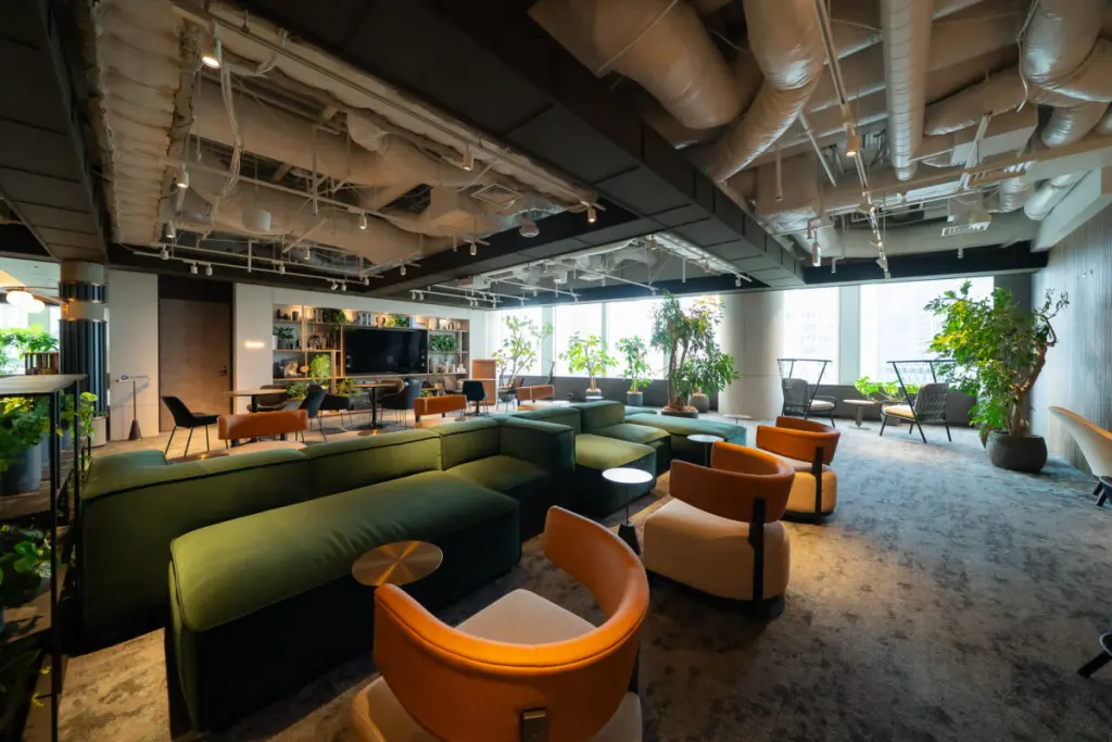 お客様と社員にとって、ホテルのような心地よく過ごせる空間を提供。「NEO CLASSICAL」を表現したfundbookの本社オフィス